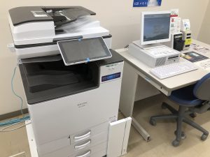 ECCSの複合機の本体（左）と操作端末（右）